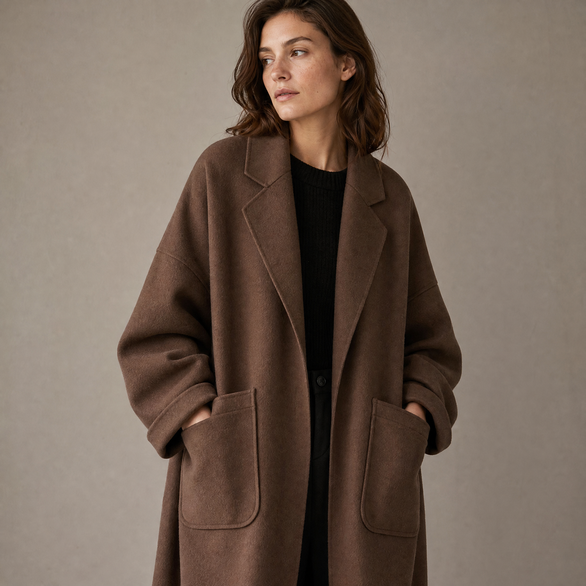 Manteau oversize femme avec revers et poches plaquées, poignets retroussés et épaules tombantes, café ou noir, tailles S