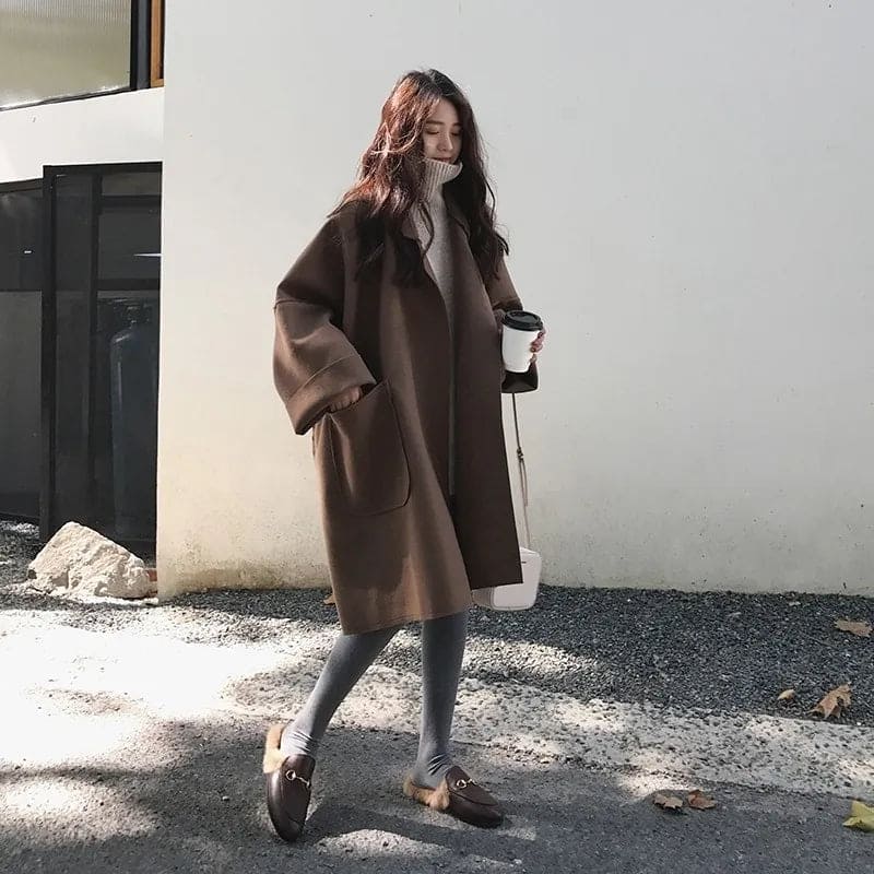 Manteau oversize femme avec revers et poches plaquées, poignets retroussés et épaules tombantes, café ou noir, tailles S
