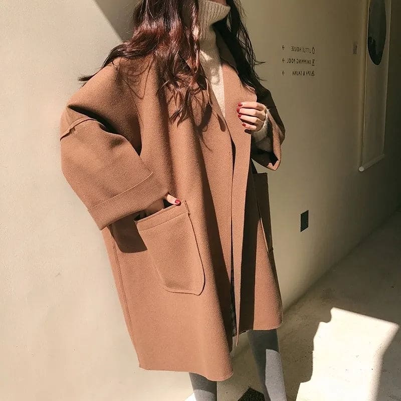 Manteau oversize femme avec revers et poches plaquées, poignets retroussés et épaules tombantes, café ou noir, tailles S