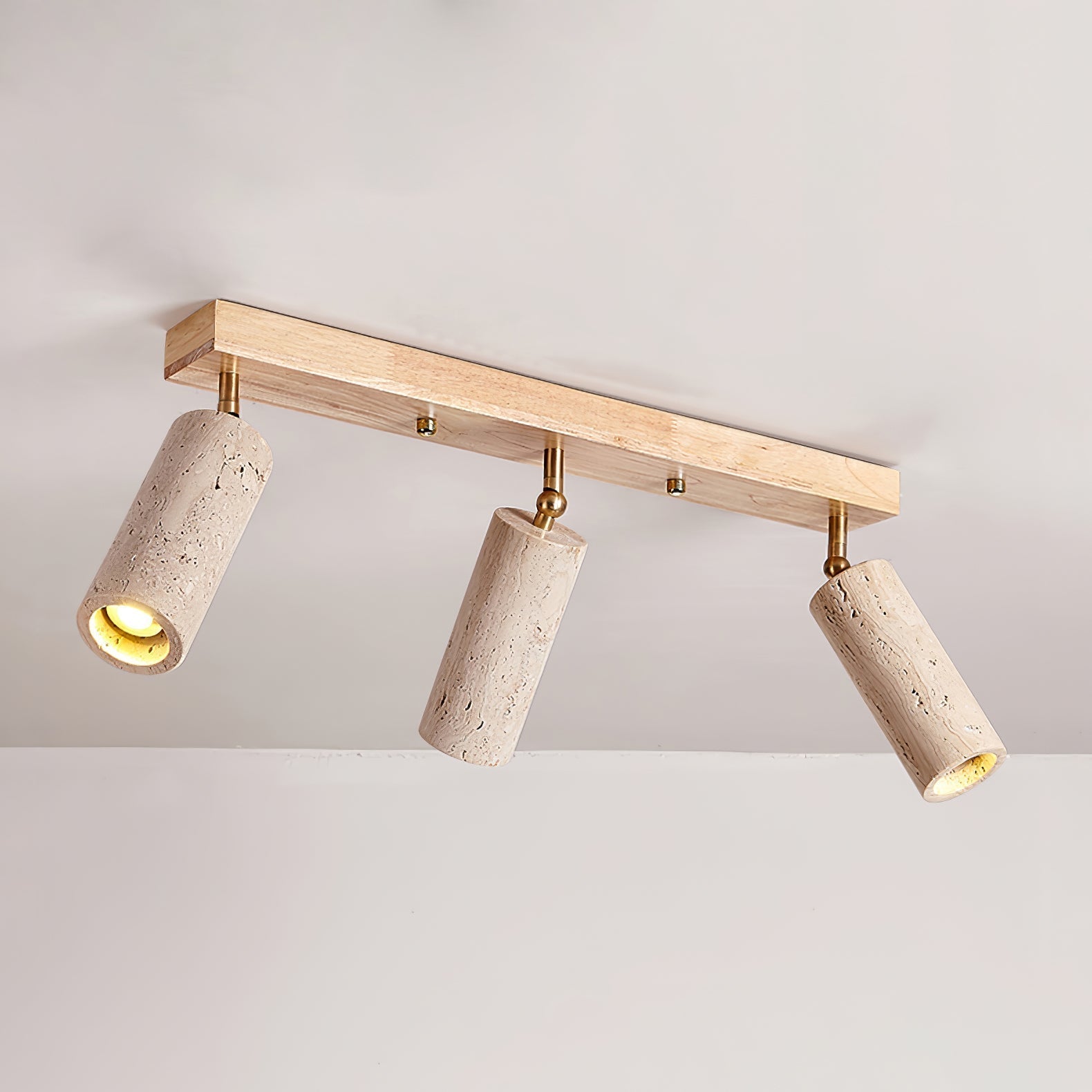 Plafonnier industriel en bois et béton avec spots orientables