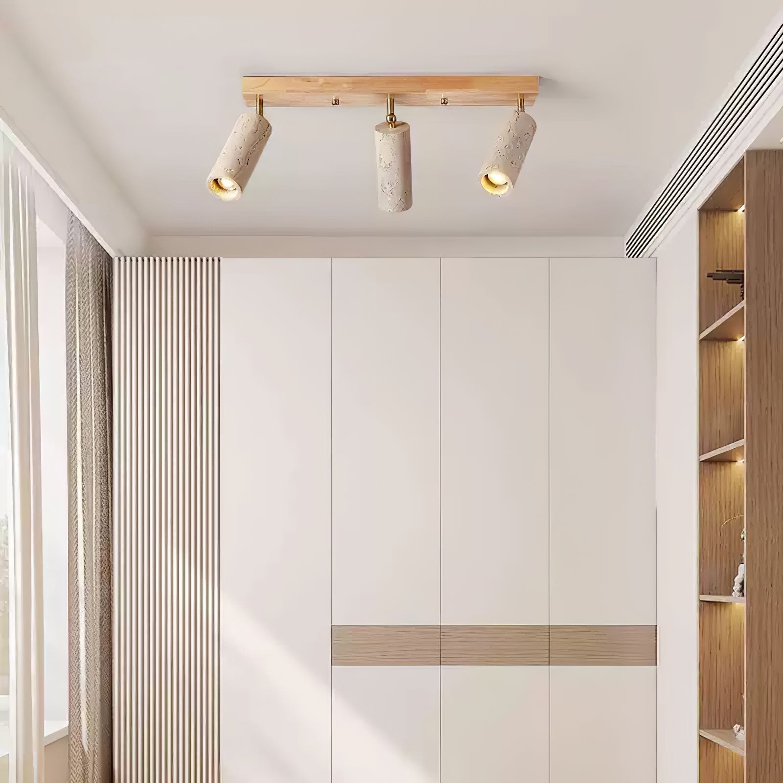 Plafonnier industriel en bois et béton avec spots orientables