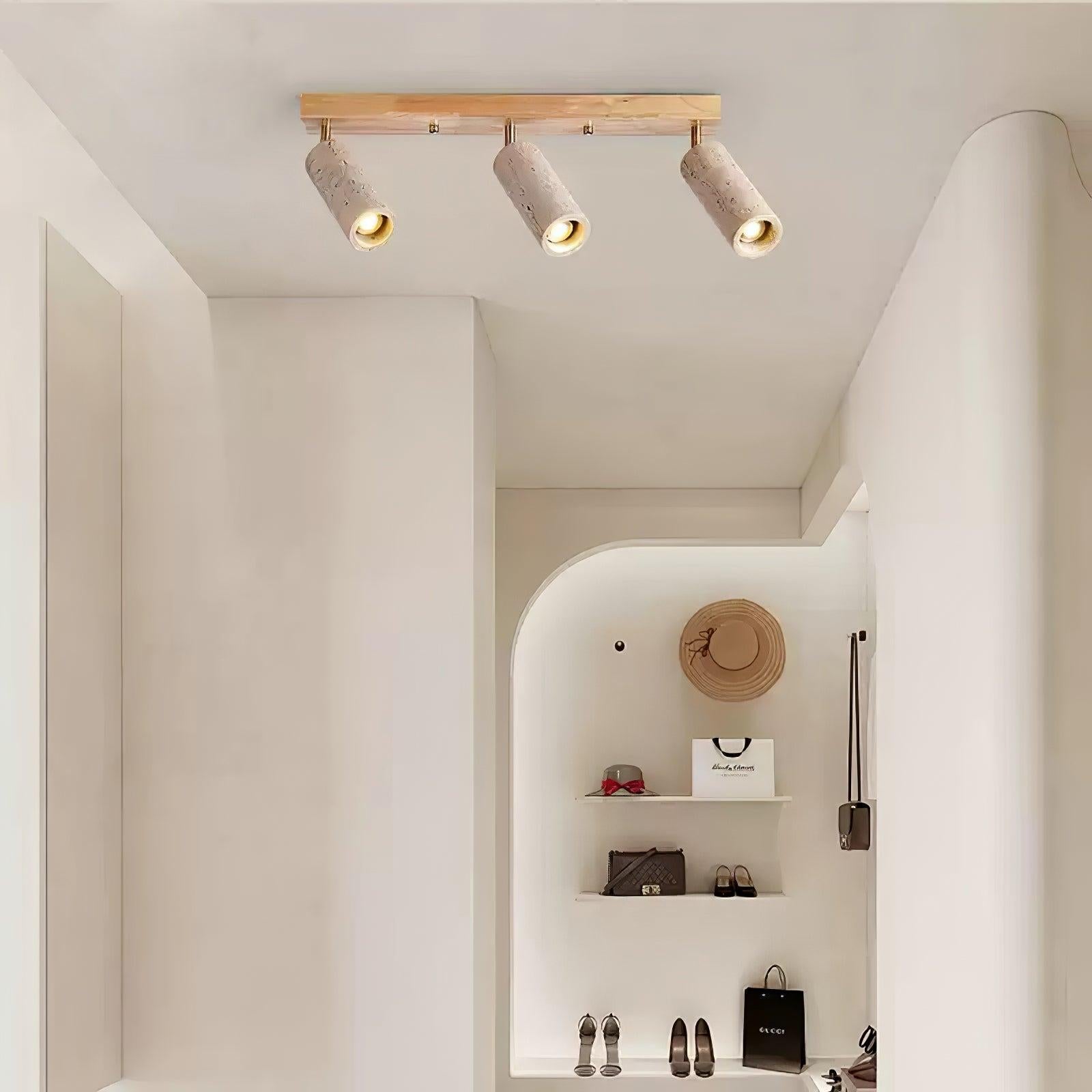 Plafonnier industriel en bois et béton avec spots orientables