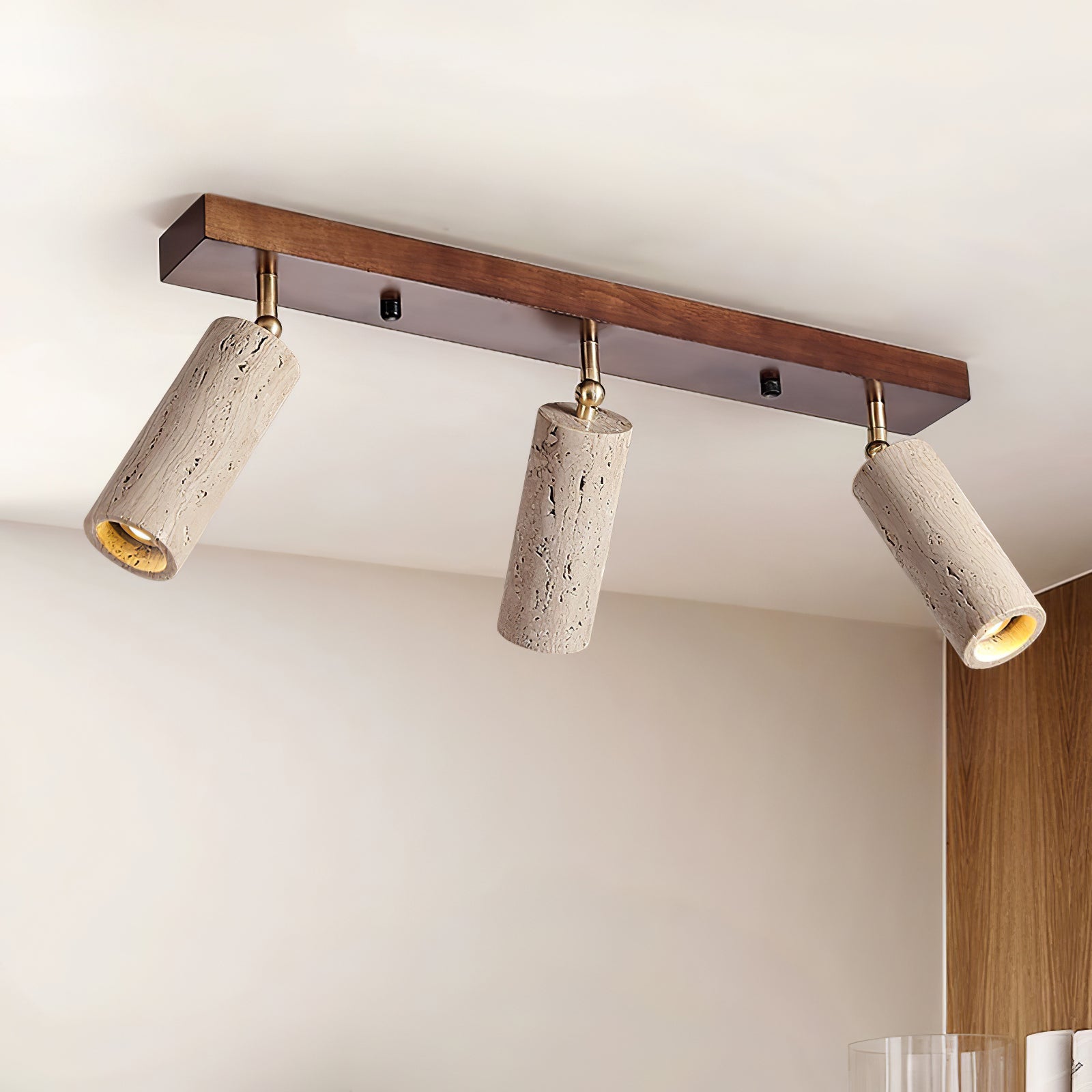 Plafonnier industriel en bois et béton avec spots orientables