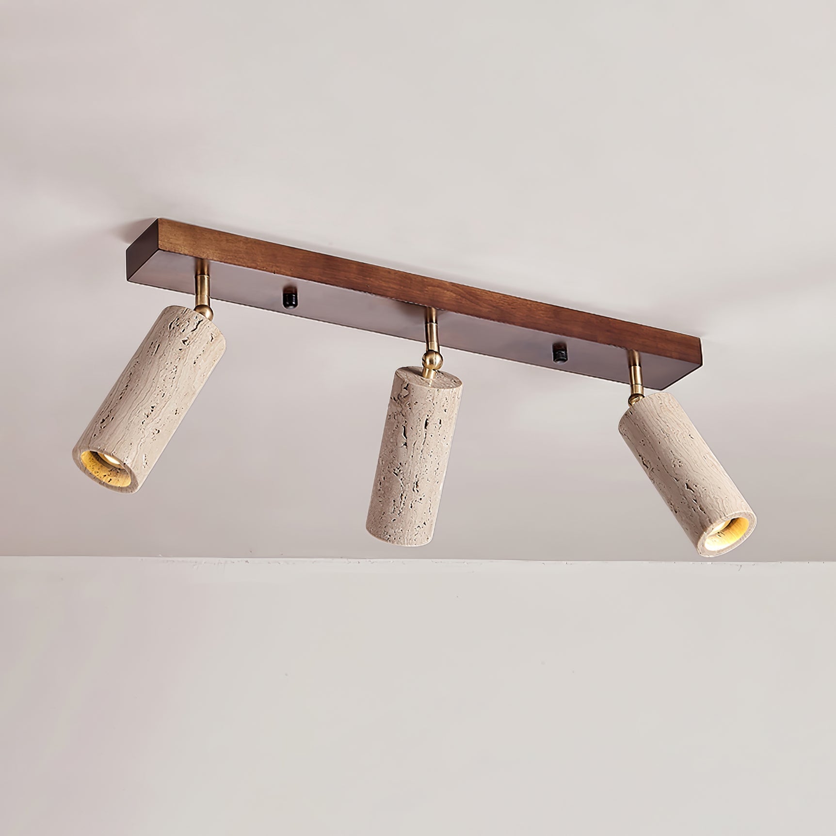 Plafonnier industriel en bois et béton avec spots orientables