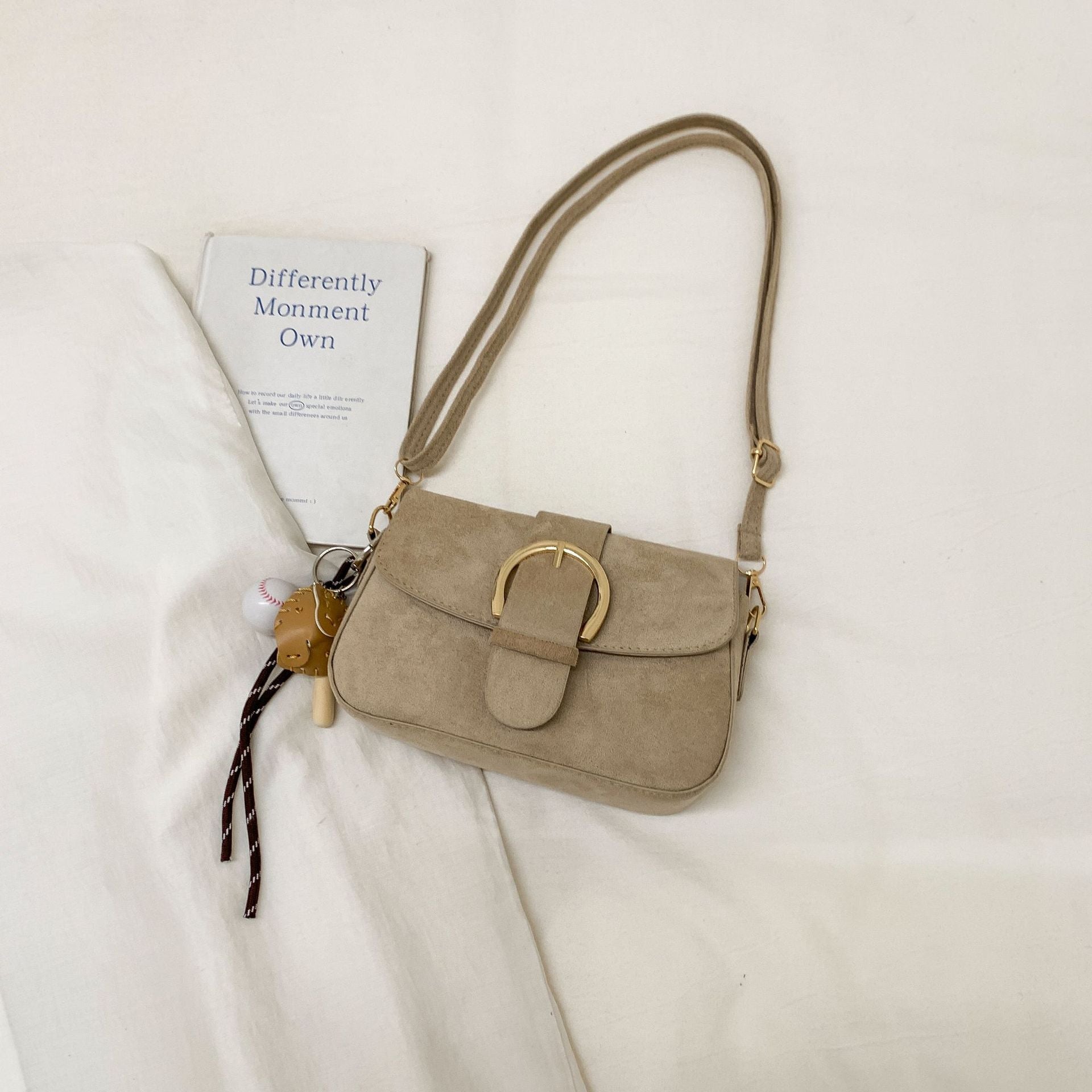 Sac à bandoulière élégant en daim