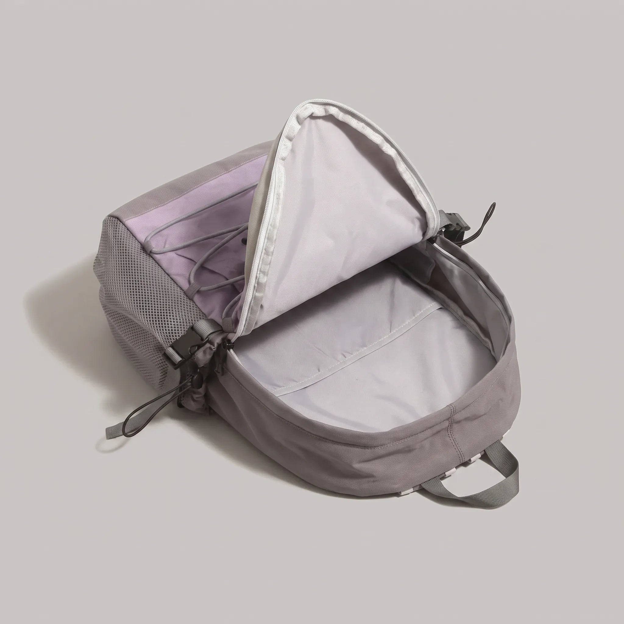 Sac à dos léger, capacité 35 l, sandow et poches en filet