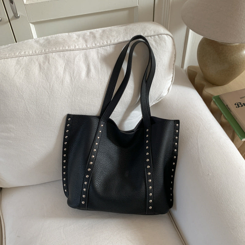 Sac cabas en cuir clouté élégant