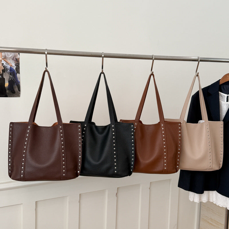 Sac cabas en cuir clouté élégant