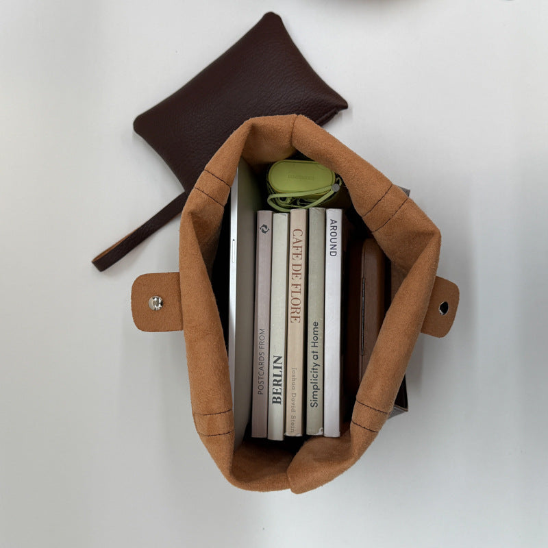 Sac cabas en cuir clouté élégant