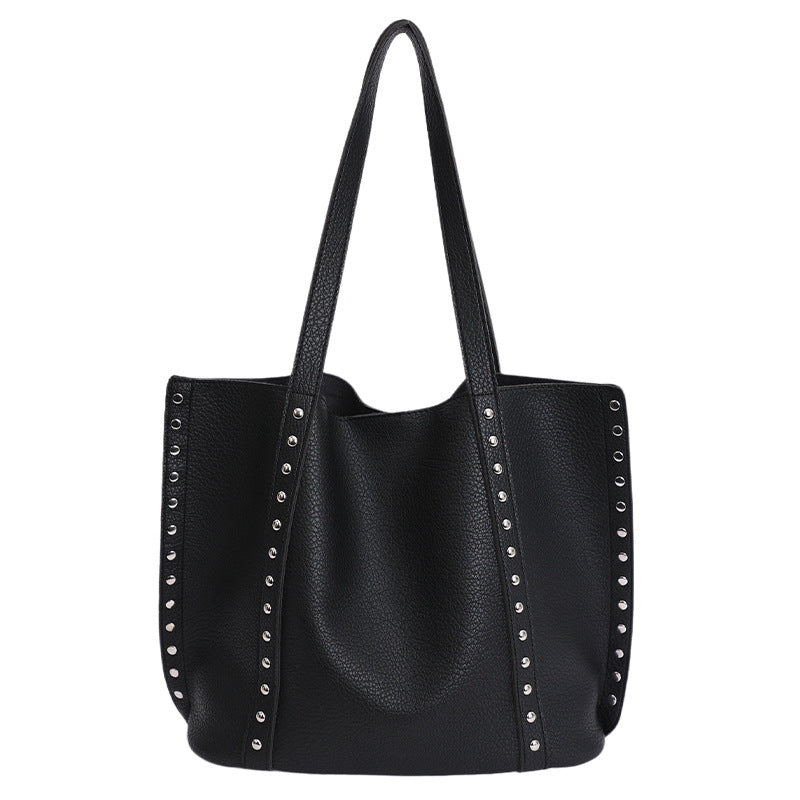 Sac cabas en cuir clouté élégant