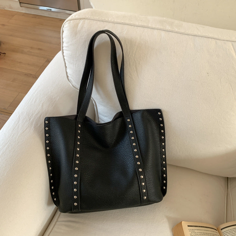 Sac cabas en cuir clouté élégant