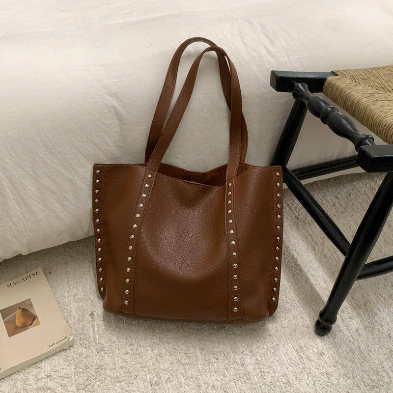 Sac cabas en cuir clouté élégant