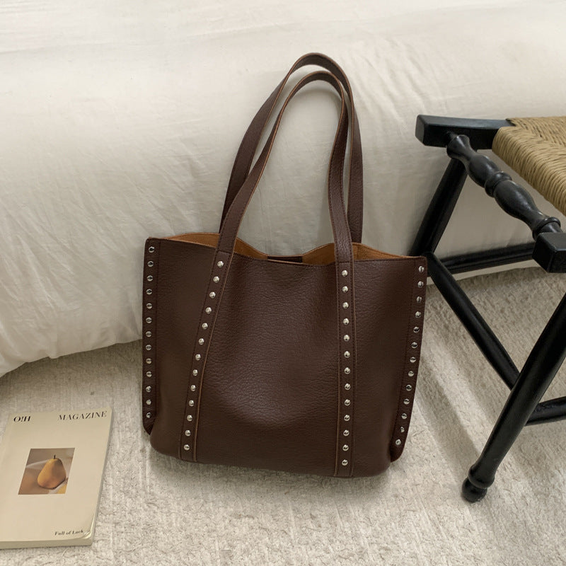 Sac cabas en cuir clouté élégant