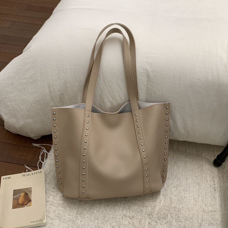 Sac cabas en cuir clouté élégant