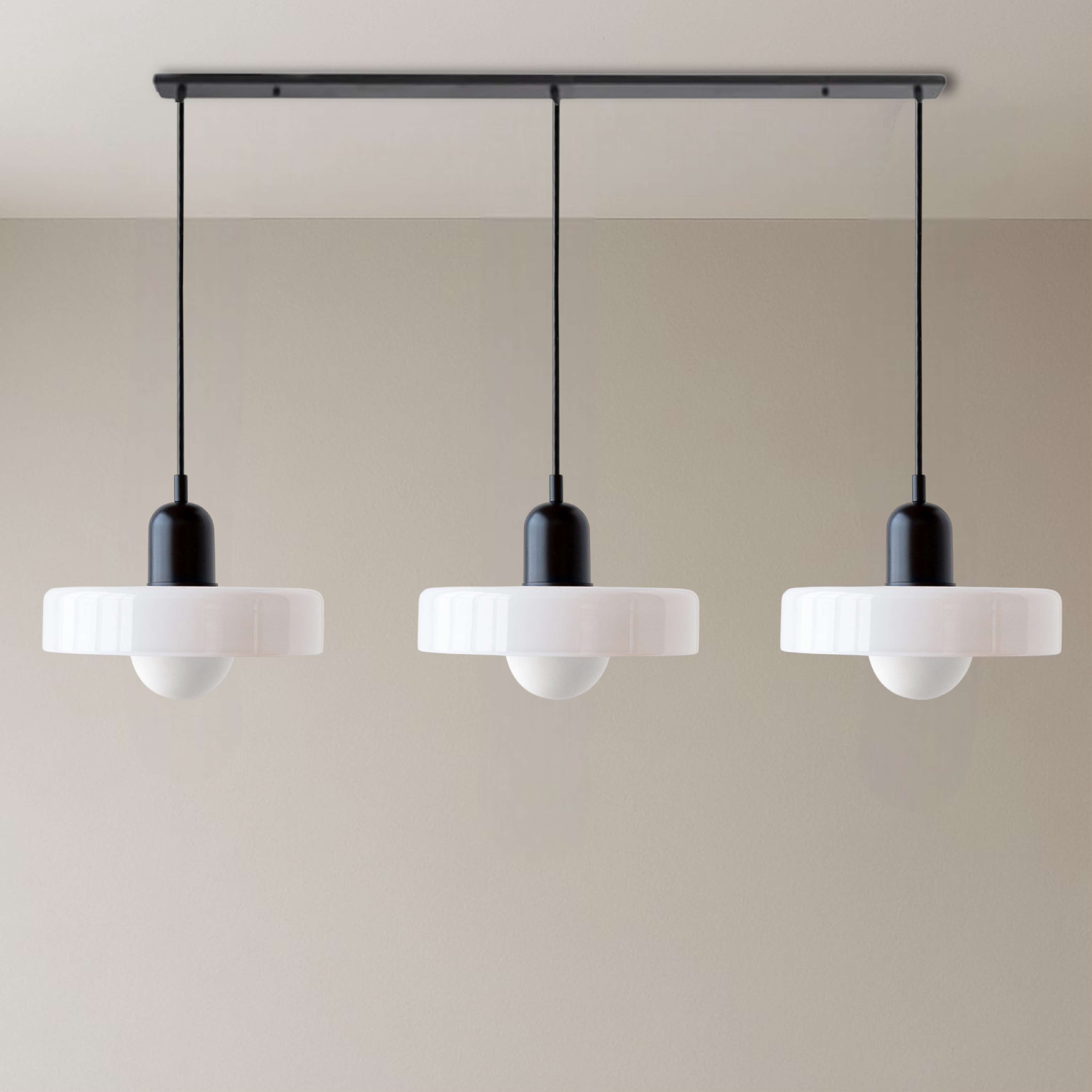 Suspension Bauhaus 3 lumières — Abat-jours en verre coloré, ampoules G9, éclairage blanc chaud