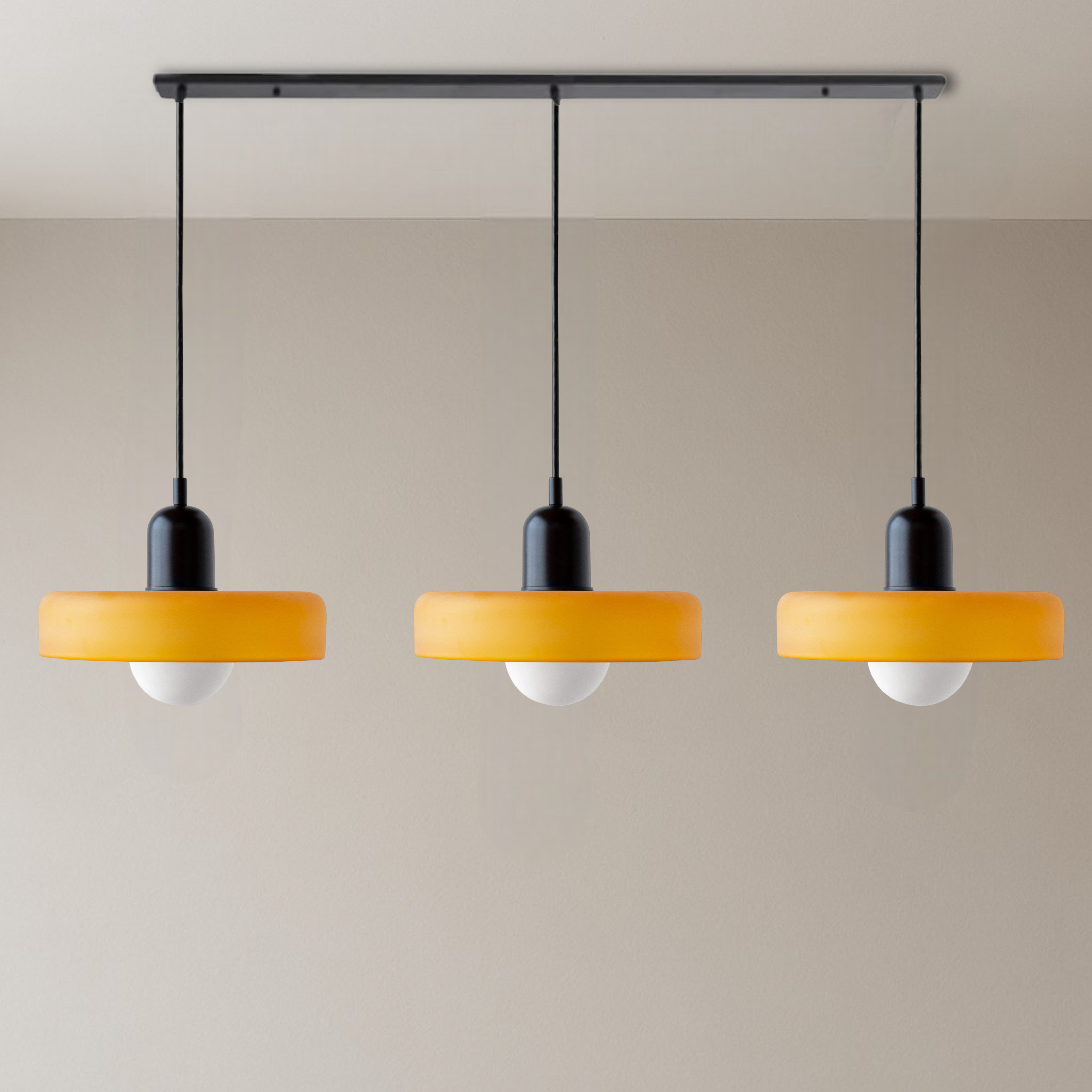 Suspension Bauhaus 3 lumières — Abat-jours en verre coloré, ampoules G9, éclairage blanc chaud