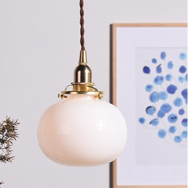 Suspension vintage dorée avec abat-jour en verre, douille E26, structure en cuivre pour salon et salle à manger