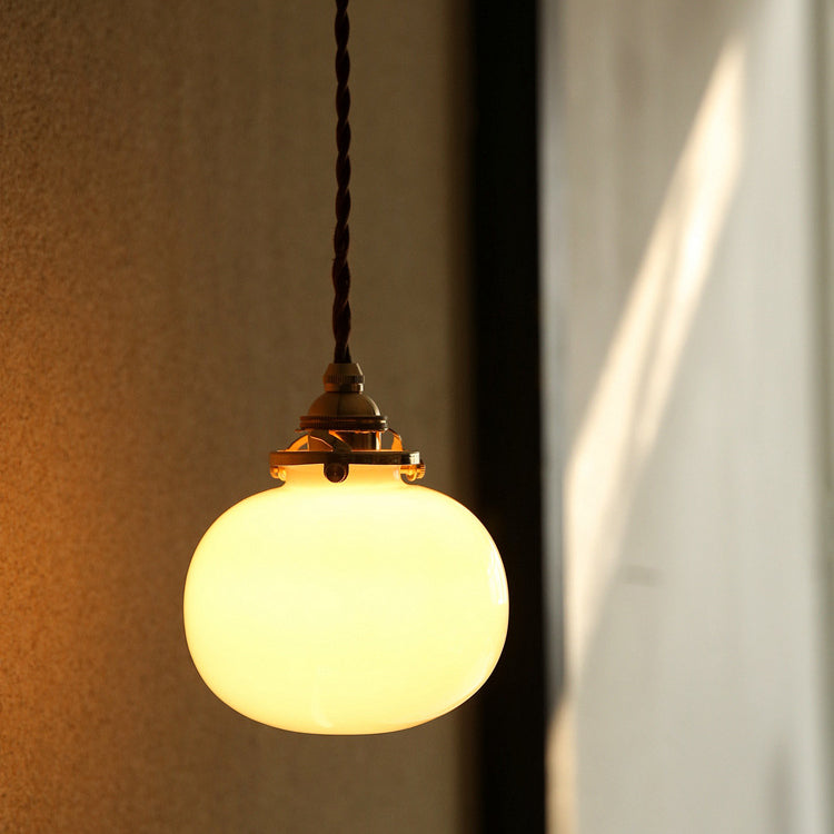 Suspension vintage dorée avec abat-jour en verre, douille E26, structure en cuivre pour salon et salle à manger
