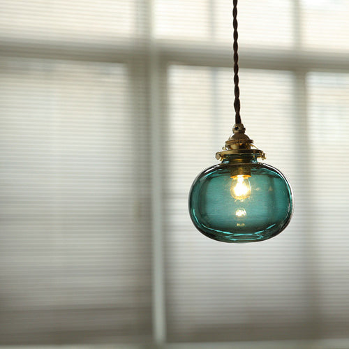 Suspension vintage dorée avec abat-jour en verre, douille E26, structure en cuivre pour salon et salle à manger