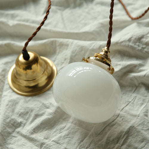 Suspension vintage dorée avec abat-jour en verre, douille E26, structure en cuivre pour salon et salle à manger