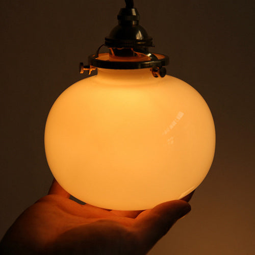 Suspension vintage dorée avec abat-jour en verre, douille E26, structure en cuivre pour salon et salle à manger