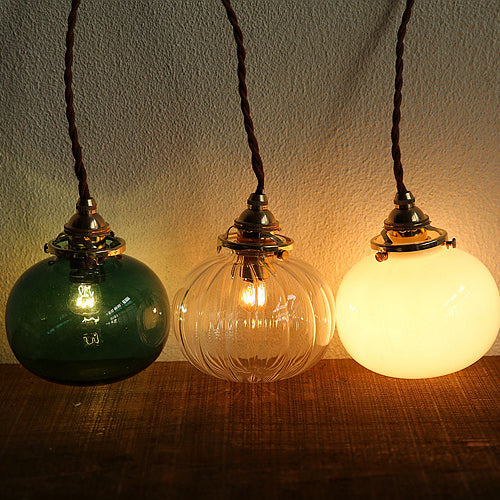 Suspension vintage dorée avec abat-jour en verre, douille E26, structure en cuivre pour salon et salle à manger