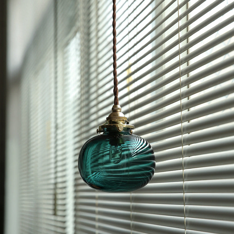 Suspension vintage dorée avec abat-jour en verre, douille E26, structure en cuivre pour salon et salle à manger