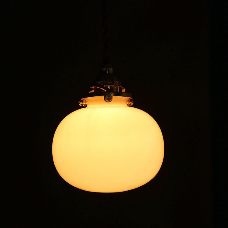 Suspension vintage dorée avec abat-jour en verre, douille E26, structure en cuivre pour salon et salle à manger