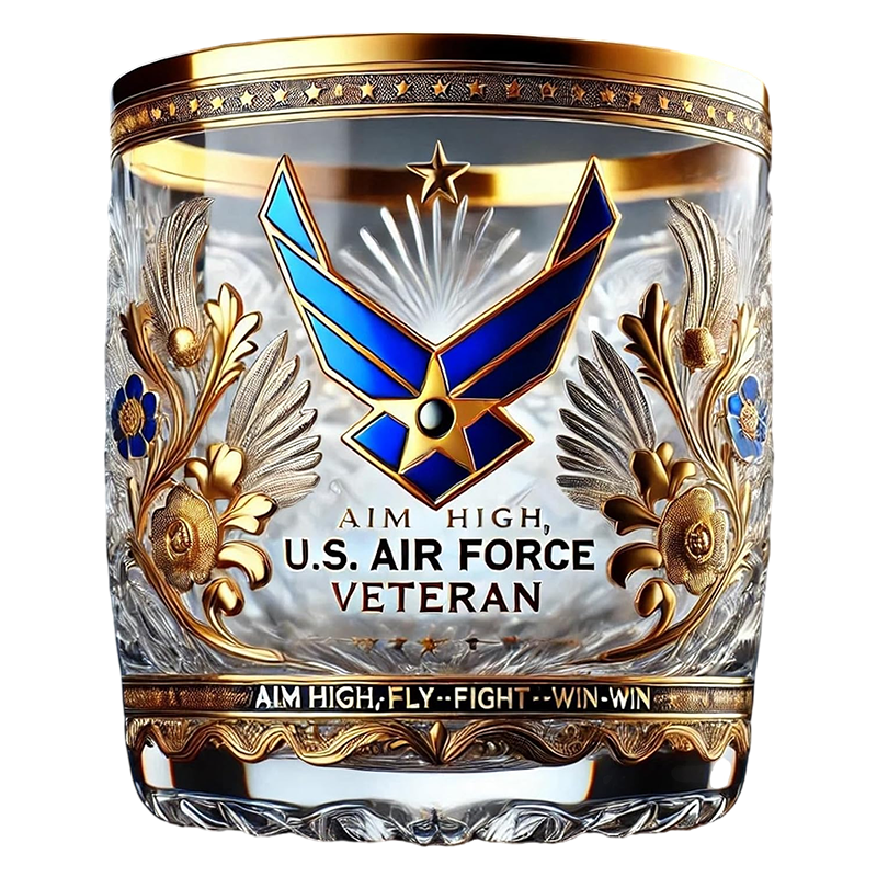 Verre à whiskey élégant avec emblèmes militaires et accents dorés