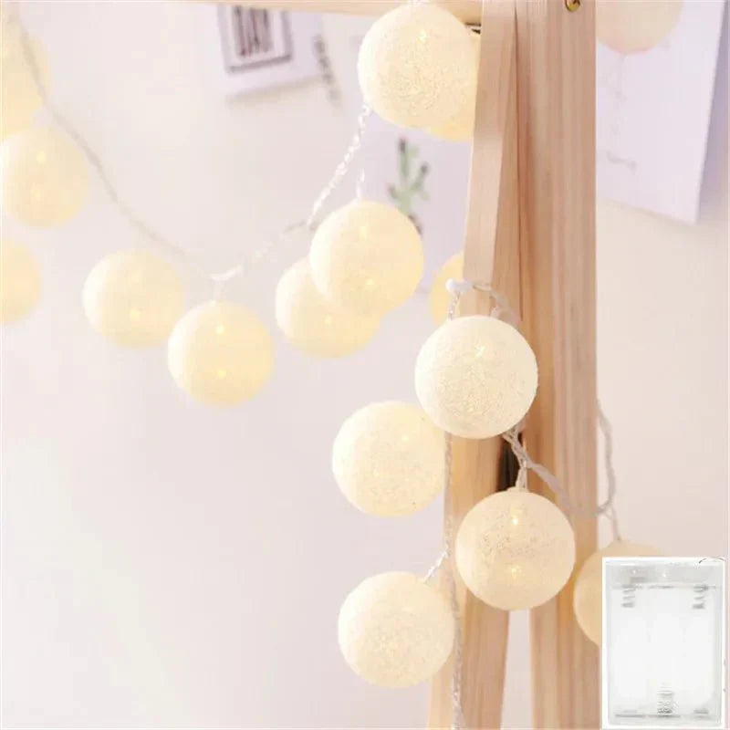 Jolie guirlande de lumières féeriques en boule de coton pastel