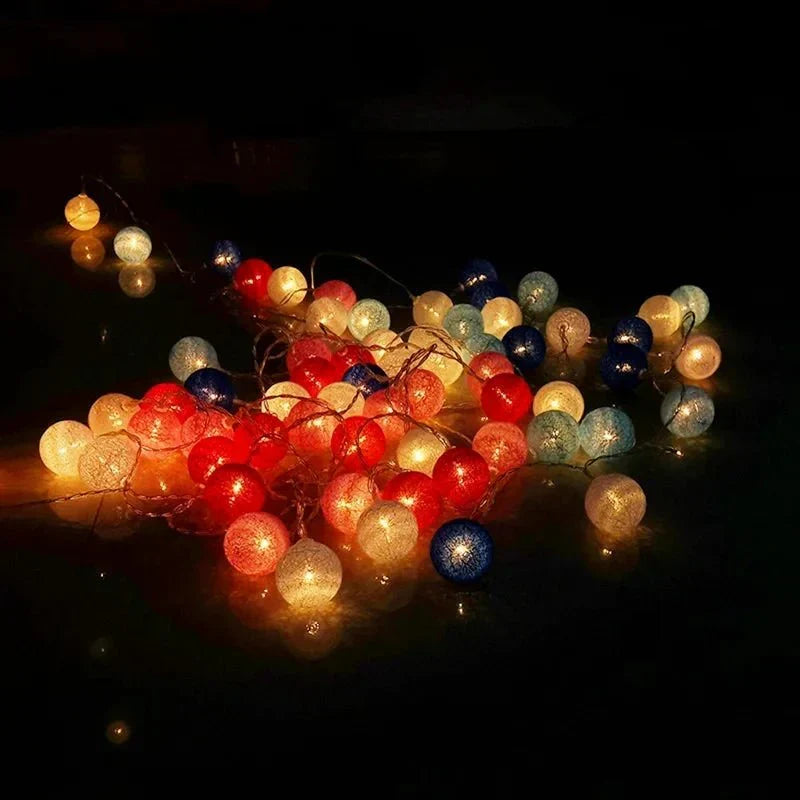 Jolie guirlande de lumières féeriques en boule de coton pastel