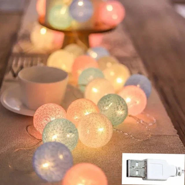 Jolie guirlande de lumières féeriques en boule de coton pastel