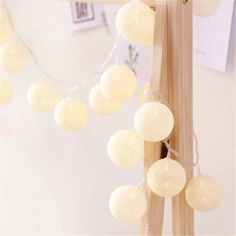 Jolie guirlande de lumières féeriques en boule de coton pastel