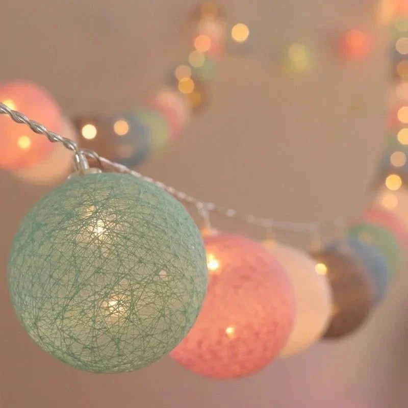 Jolie guirlande de lumières féeriques en boule de coton pastel