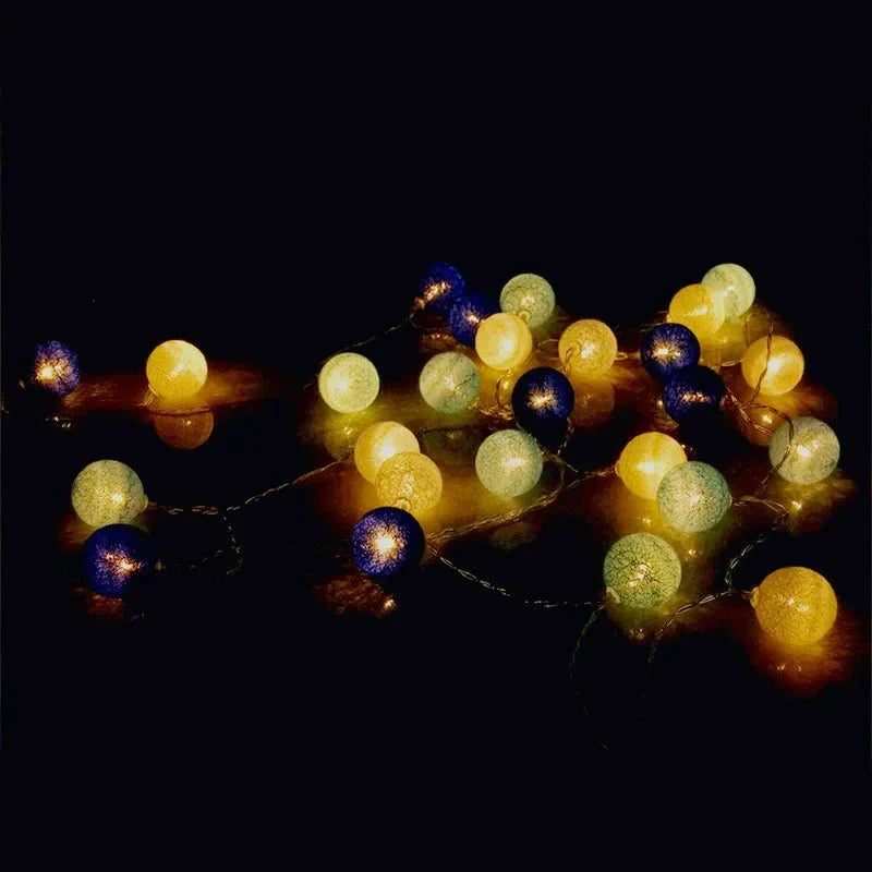 Jolie guirlande de lumières féeriques en boule de coton pastel