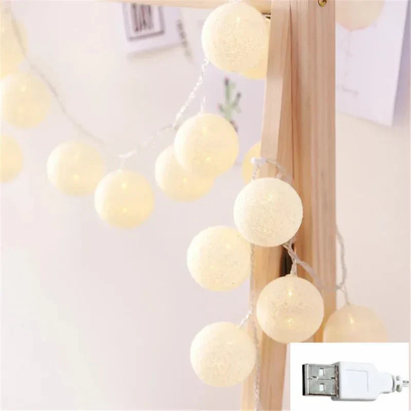 Jolie guirlande de lumières féeriques en boule de coton pastel