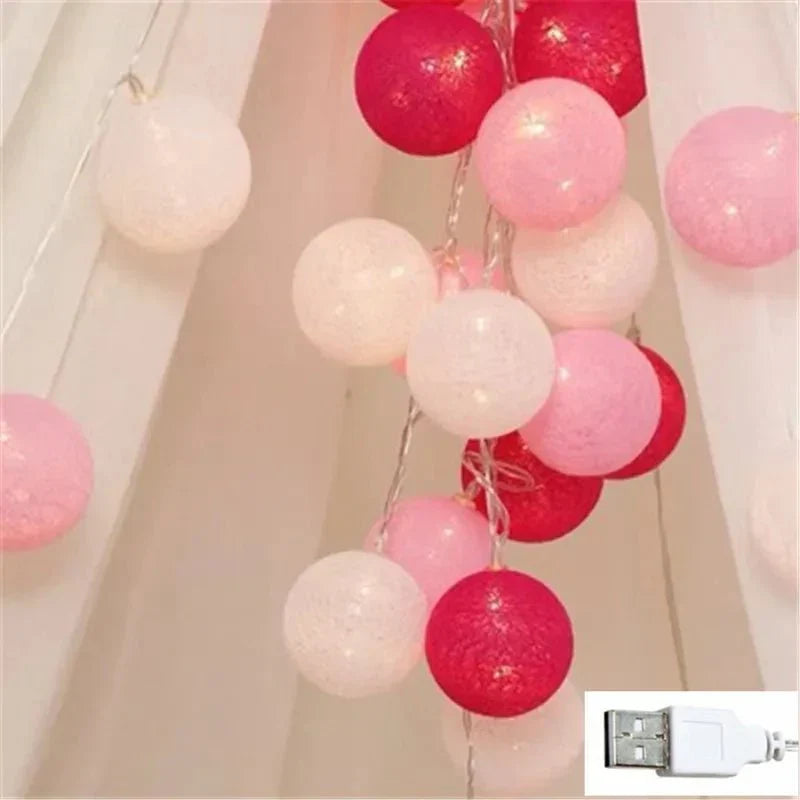 Jolie guirlande de lumières féeriques en boule de coton pastel