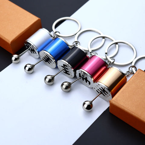Porte-clés à six vitesses manuel sur fond blanc