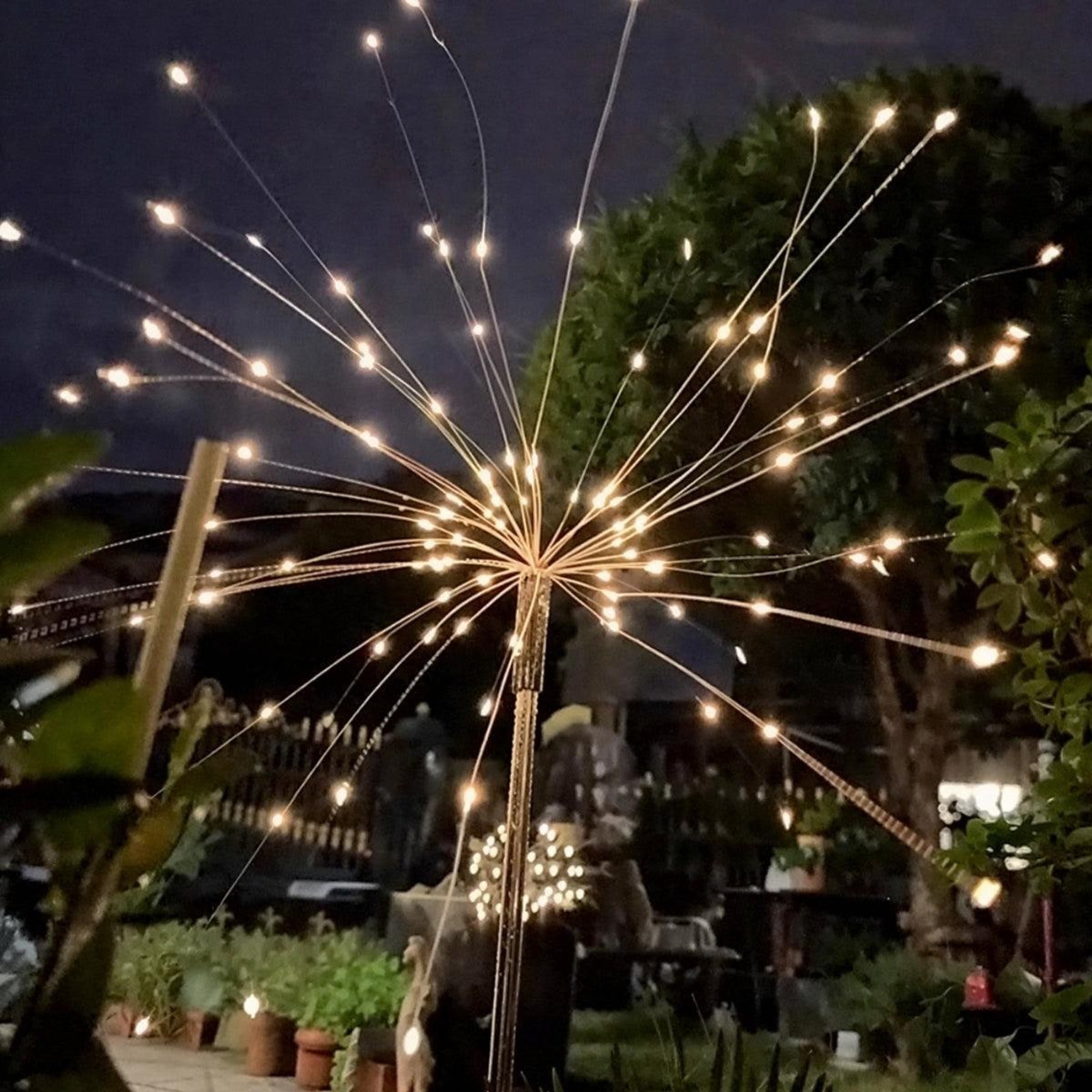 Lumières féeriques solaires de jardin, pour piquet de feu d'artifice de cour en plein air, crée une ambiance enchanteresse avec éclairage