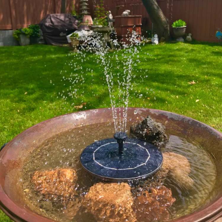Fontaine solaire pour étang au design flottant et avec plusieurs modes de jet