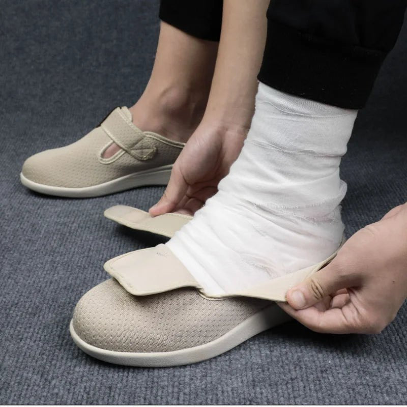 Chaussons de soutien ajustables conçus pour les personnes âgées, sécurité et stabilité lors des mouvements quotidiens
