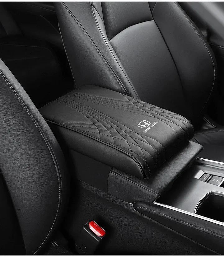 Coussinet d'accoudoir Wearclo installé sur un accoudoir de voiture