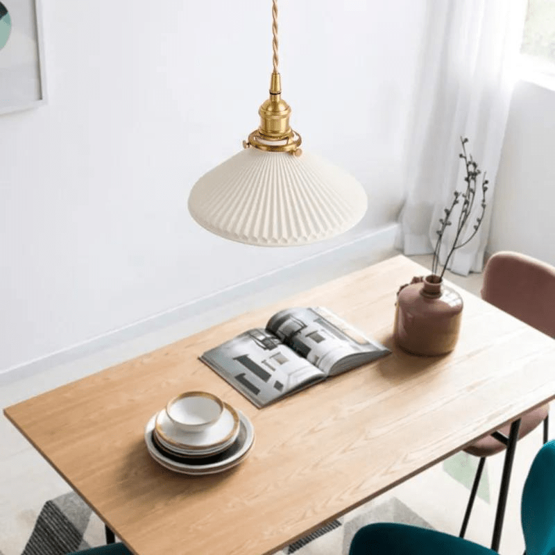 Lampe suspendue en céramique | Abat-jour blanc nervuré avec fixations en laiton