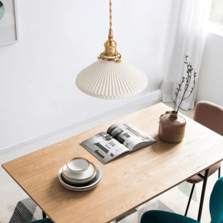 Lampe suspendue en céramique | Abat-jour blanc nervuré avec fixations en laiton