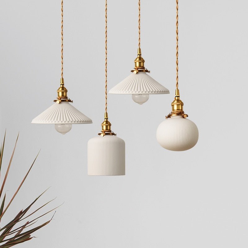 Lampe suspendue en céramique | Abat-jour blanc nervuré avec fixations en laiton