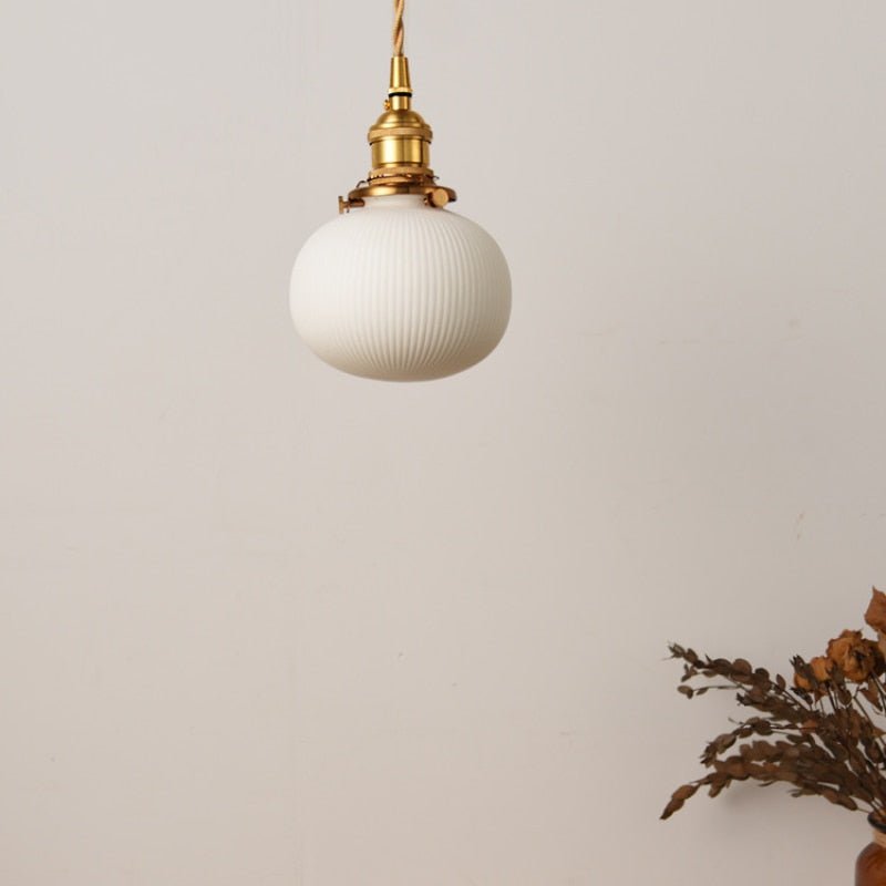 Lampe suspendue en céramique | Abat-jour blanc nervuré avec fixations en laiton