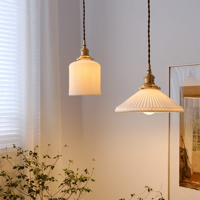Lampe suspendue en céramique | Abat-jour blanc nervuré avec fixations en laiton