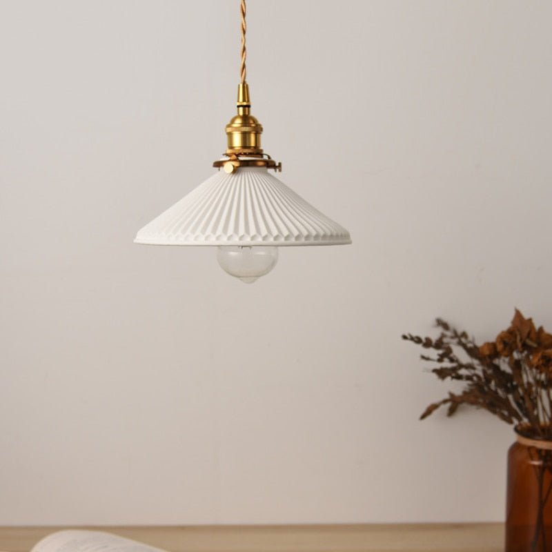 Lampe suspendue en céramique | Abat-jour blanc nervuré avec fixations en laiton