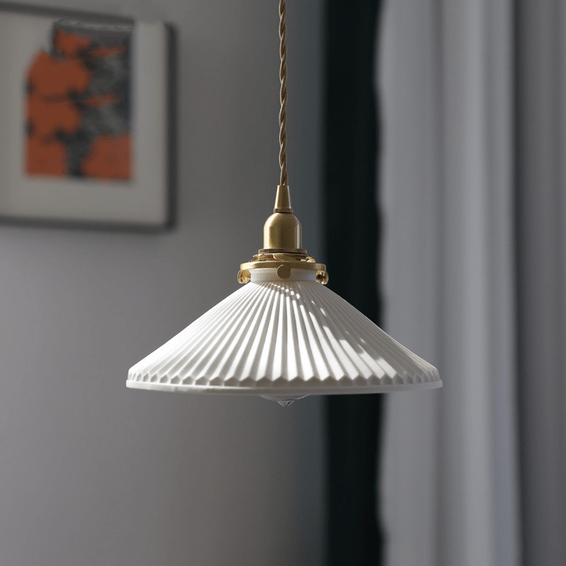 Lampe suspendue en céramique | Abat-jour blanc nervuré avec fixations en laiton