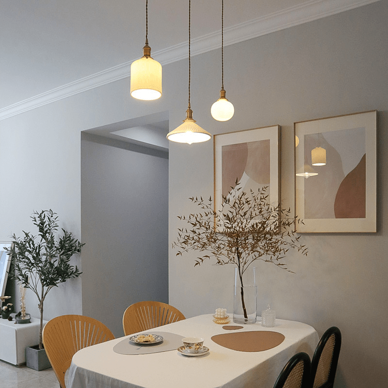 Lampe suspendue en céramique | Abat-jour blanc nervuré avec fixations en laiton